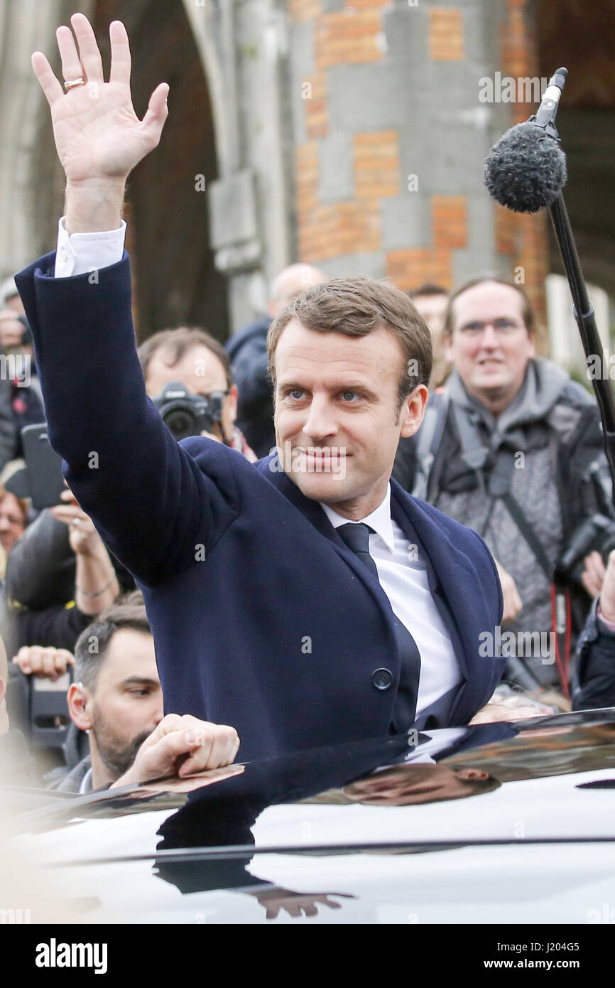 Le Touquet, Francia. 23 apr, 2017. Emmanuel Macron, candidato presidenziale del movimento (En marche) movimento, lascia dopo egli casted suo scrutini durante le elezioni presidenziali a Le Touquet, Francia, 23 aprile 2017. Milioni di elettori francesi ha iniziato a colata le loro schede elettorali nel primo turno delle elezioni presidenziali di domenica mattina con un'atmosfera di incertezza. Credito: Soa Gontier/Xinhua/Alamy Live News Foto Stock