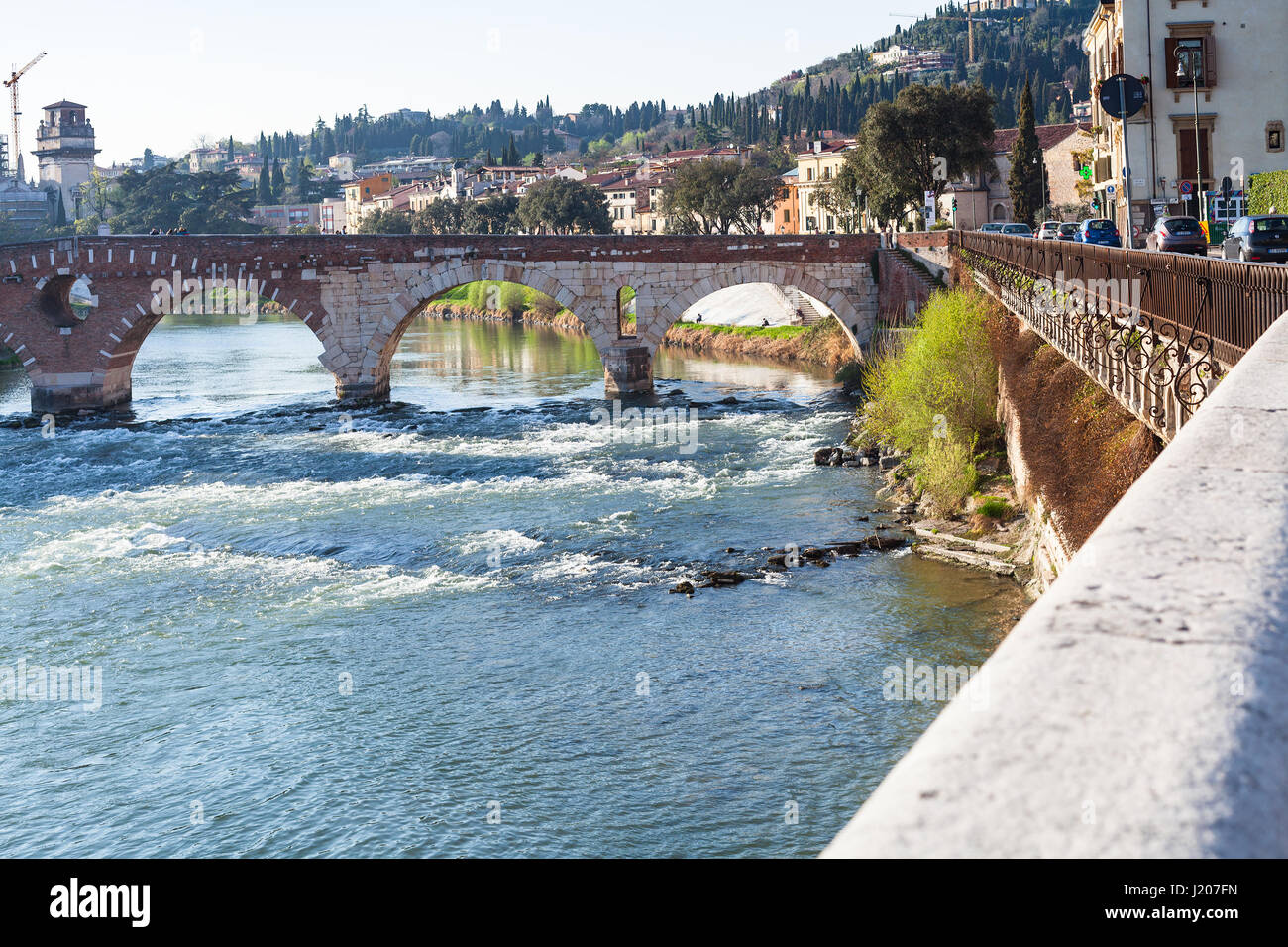 VERONA, Italia - 27 Marzo 2017: vista del Ponte Pietra arco romano Bridge (Ponte di Pietra, Pons Marmoreus) sul fiume Adige in primavera. Verona è la città sul Foto Stock