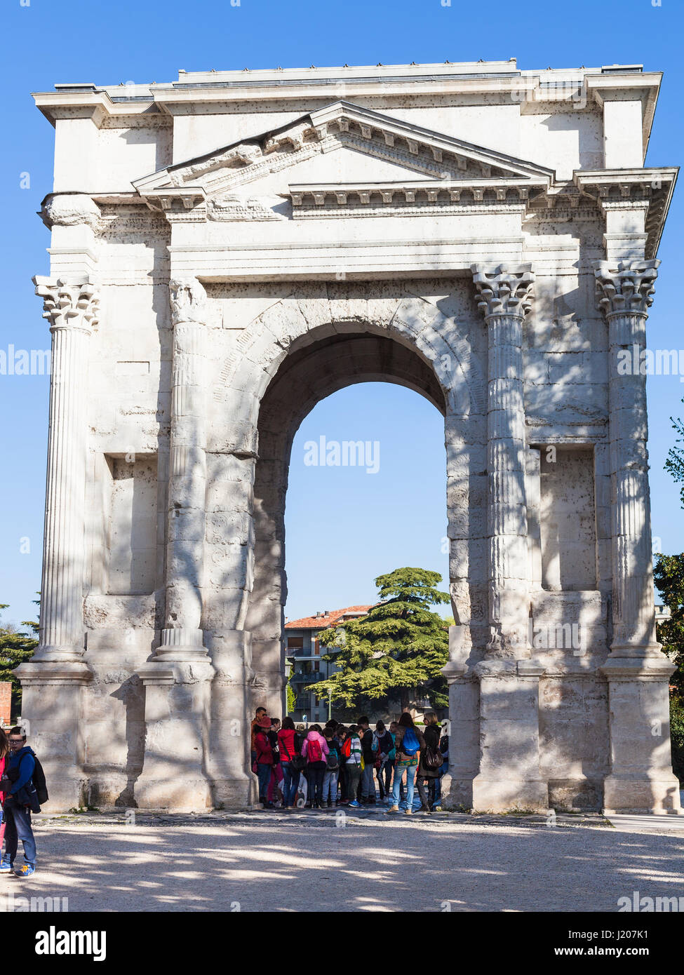 VERONA, Italia - 29 Marzo 2017 - i turisti vicino ad Arco dei Gavi nella città di Verona in primavera. Arco fu costruito nella seconda metà del primo secolo, nel 1930 Foto Stock