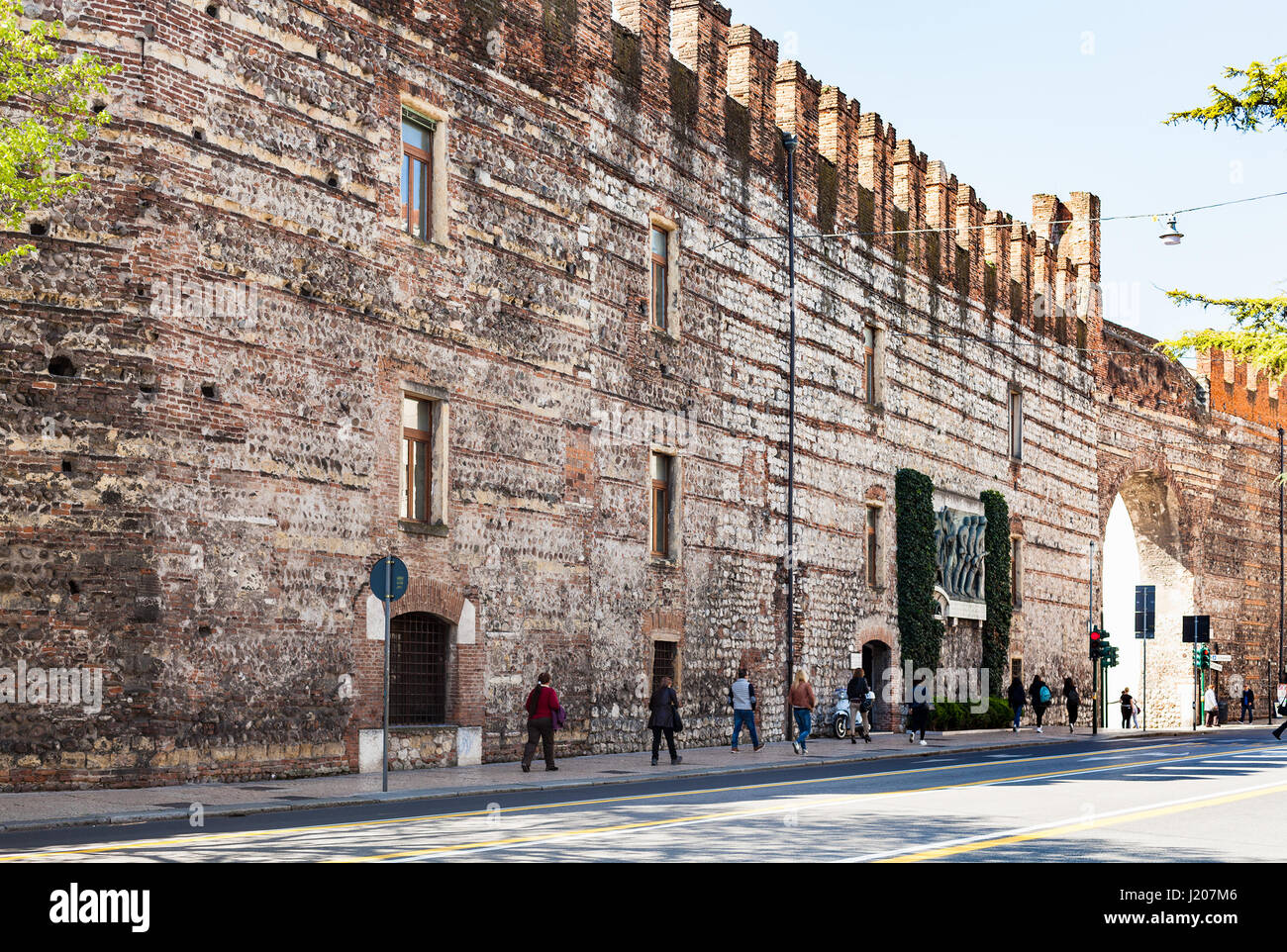 VERONA, Italia - 29 Marzo 2017: la gente vicino quartiere cittadella parete nella città di Verona. Questo quartiere è chiamato perché qui, alla fine del quattordicesimo Foto Stock