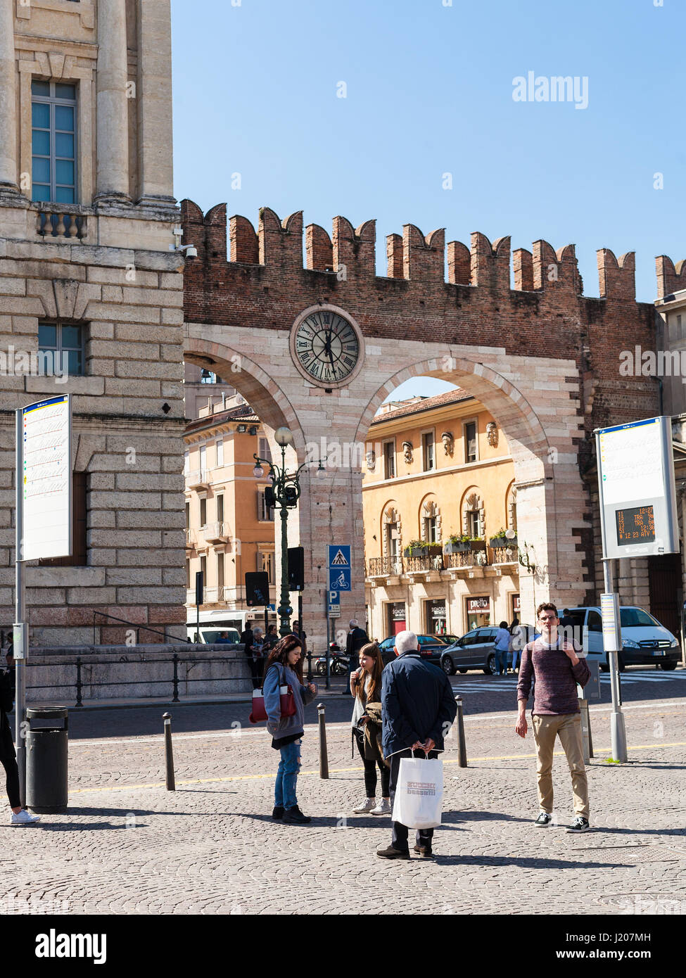 VERONA, Italia - 29 Marzo 2017: turisti nei pressi di Bra medievale Gates (portoni della BRA) su Piazza Bra a Verona in primavera. Il reggiseno è la più grande piazza Foto Stock