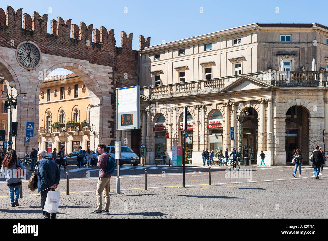 VERONA, Italia - 29 Marzo 2017: persone e reggiseno medievale Gates  (portoni della BRA) su Piazza Bra a Verona in primavera. Il reggiseno è la  più grande piazza in Foto stock - Alamy