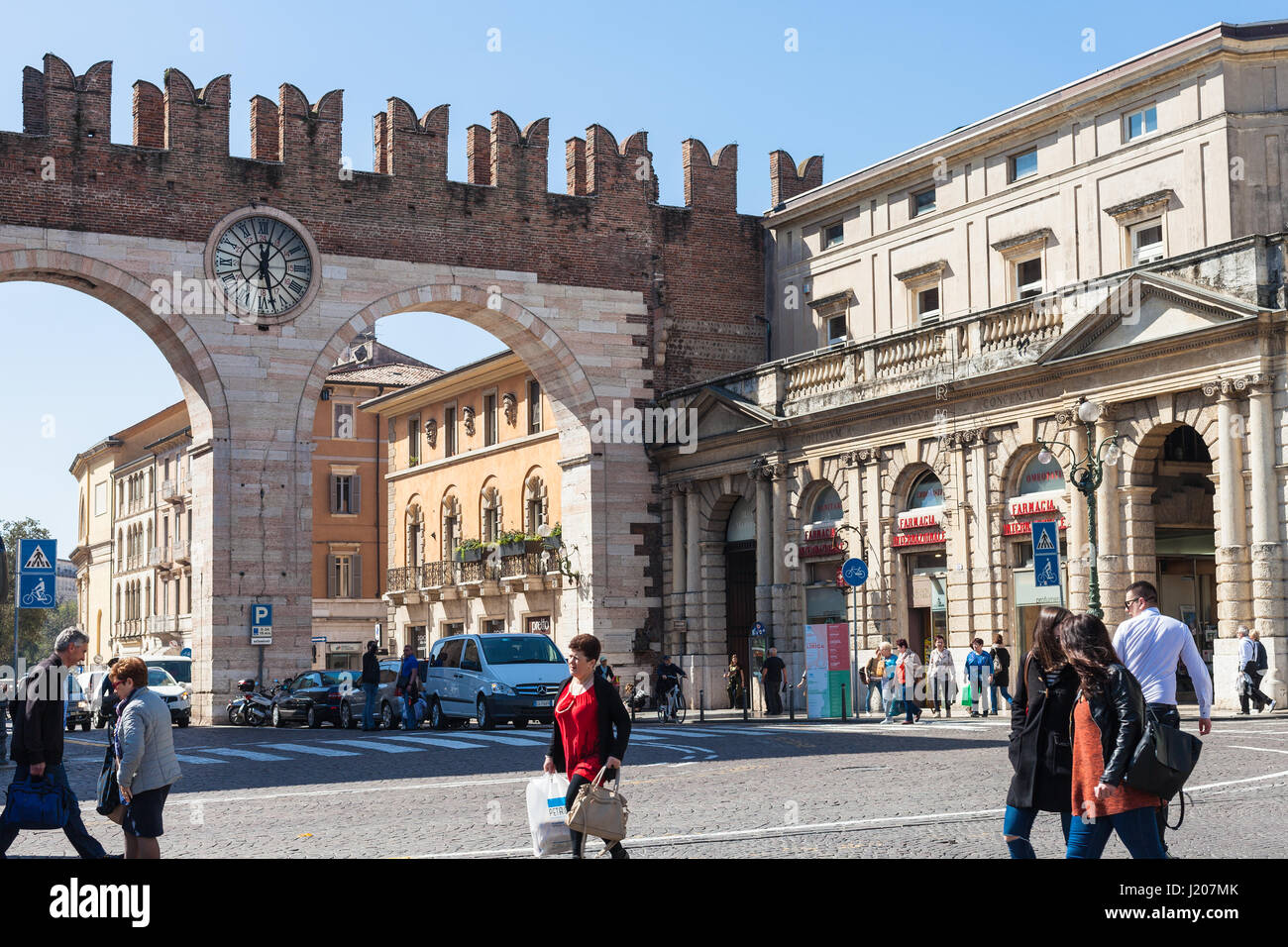 VERONA, Italia - 29 Marzo 2017: persone, Corso Porta Nuova strada medievale e Bra Gates (portoni della BRA) su Piazza Bra a Verona in primavera. Il reggiseno Foto Stock