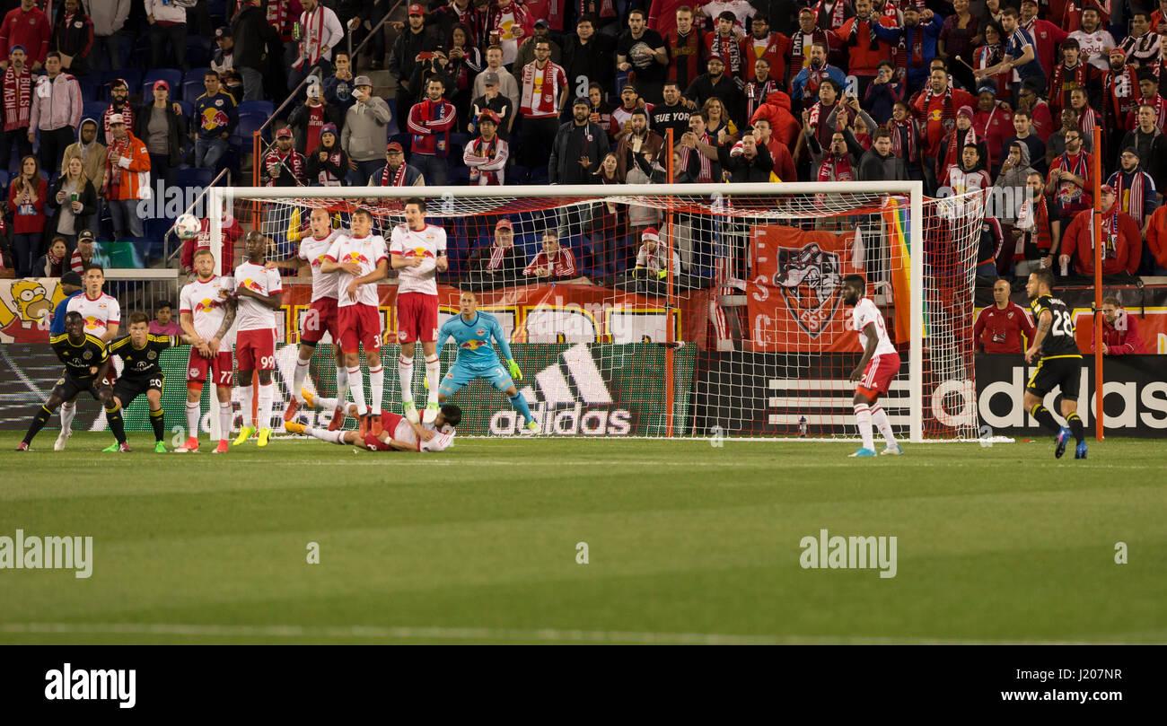 I giocatori dei Red Bulls difendere MLS durante il match contro il Columbus Crew SC sulla Red Bull arena Red Bulls ha vinto 2 - 0 (Foto: Lev Radin/Pacific Stampa) Foto Stock