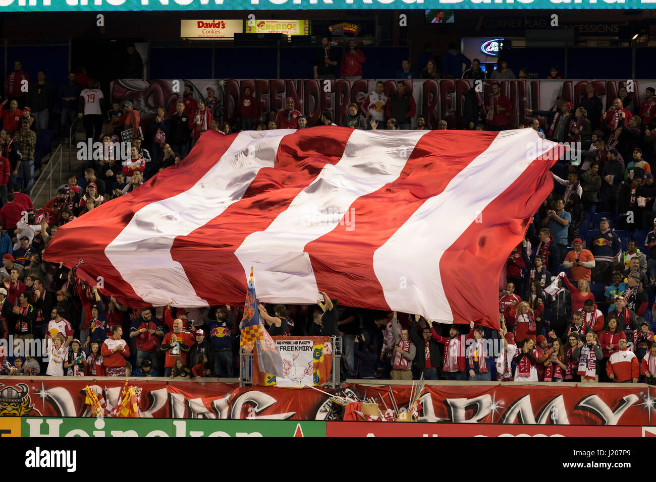 I fan di Red Bulls celebrare la vittoria contro Columbus Crew SC sulla Red Bull arena (Foto: Lev Radin/Pacific Stampa) Foto Stock