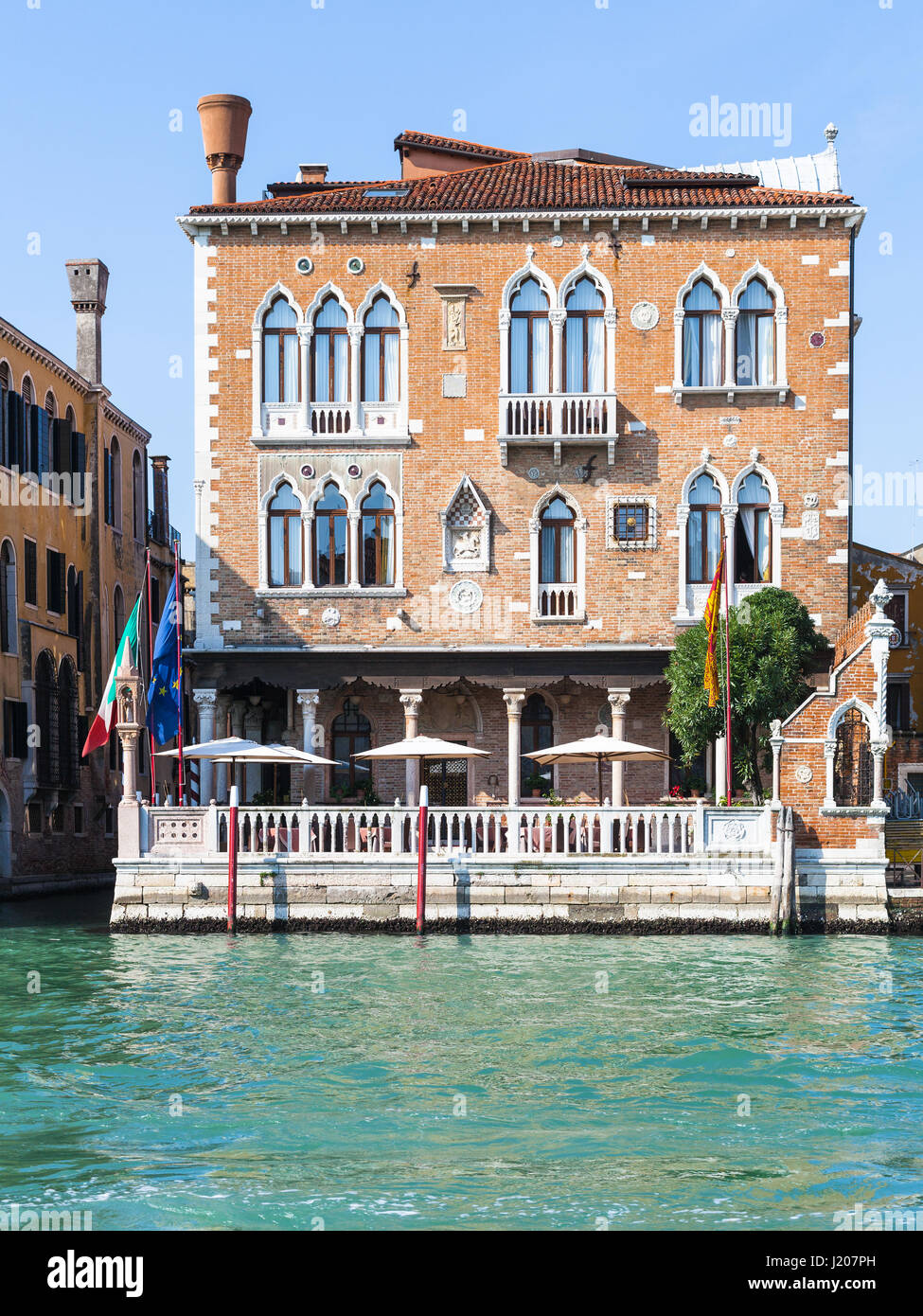 Venezia, Italia - 30 Marzo 2017: facciata del Palazzetto Stern sul Canal Grande a Venezia. Il Grand Canal costituisce uno dei principali acqua corridoi di traffico in Foto Stock