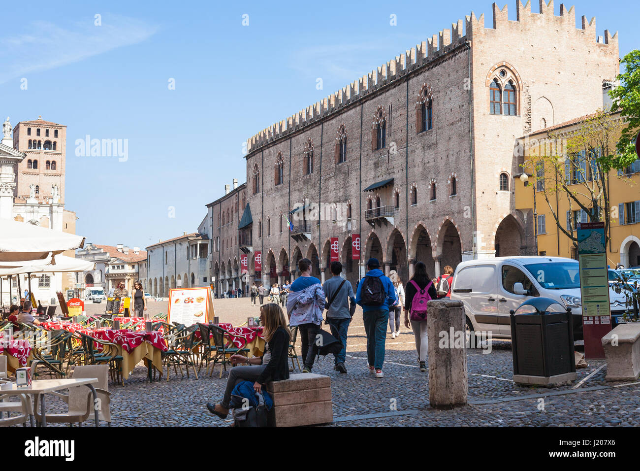 Mantova, Italia - 31 Marzo 2017: persone e caffè sulla Piazza Sordello (Piazza San Pietro) vicino al Palazzo Ducale di Mantova (Palazzo del Capitano, Reggia de Foto Stock