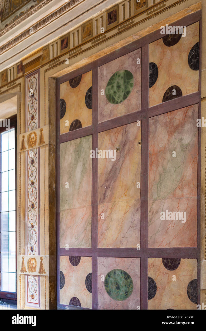 Mantova, Italia - 31 Marzo 2017: la parete di marmo in Corte Vecchia del Palazzo Ducale museo nella città di Mantova. Palazzo Ducale vanta più di 950 stanze e giardino Foto Stock