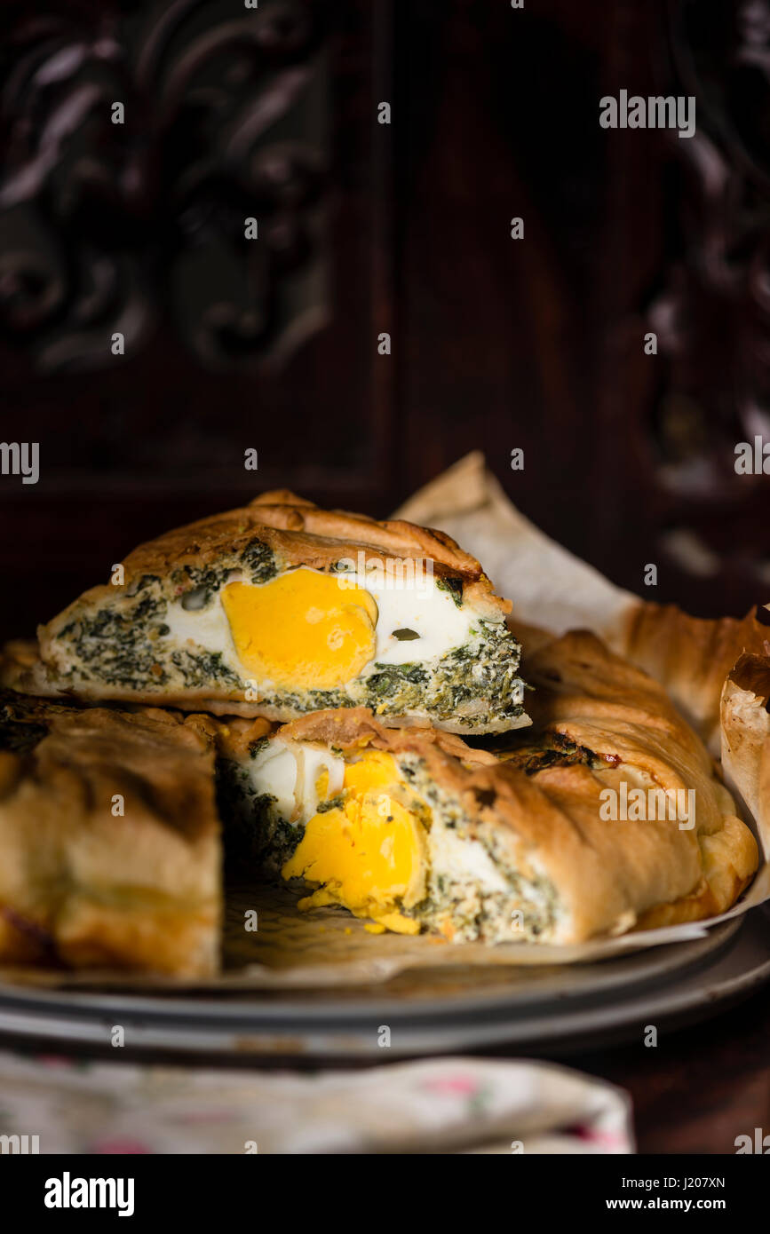 Appena cotto una paqualina tart, eccellente opzione per una sana e un pasto completo per tutto l'anno. Foto Stock