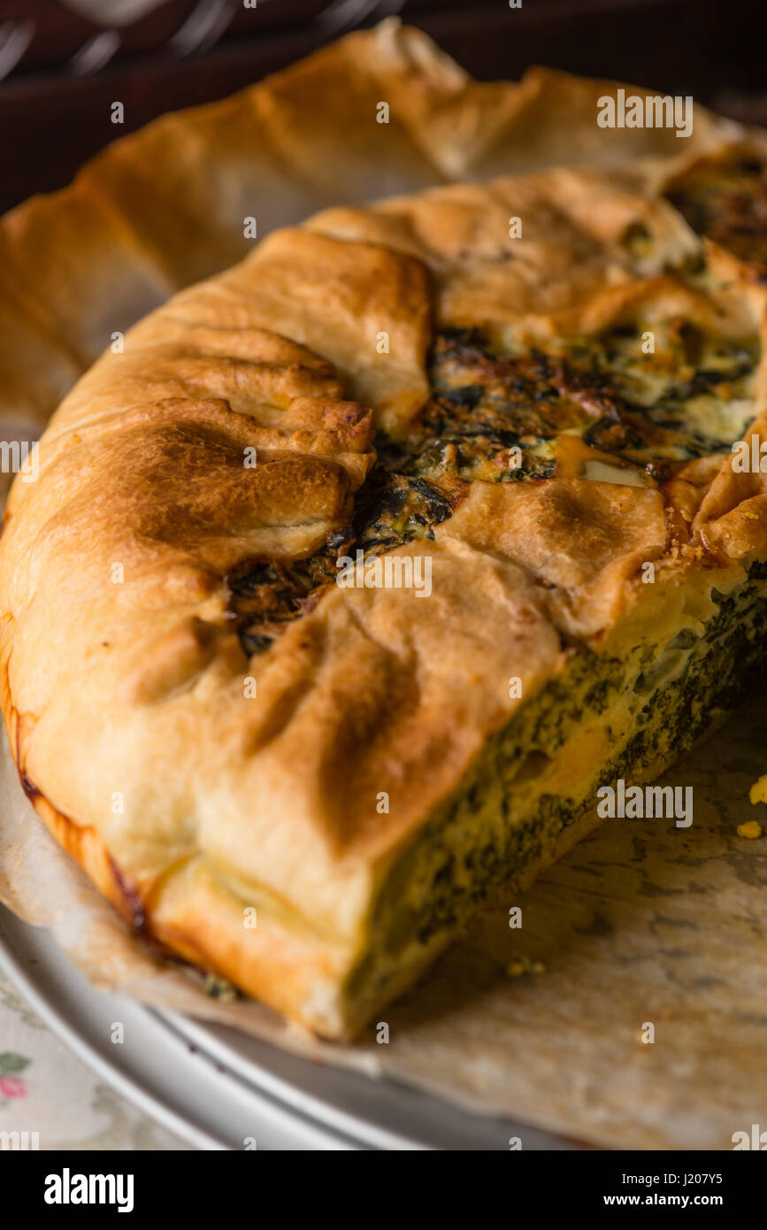 Appena cotto una paqualina tart, eccellente opzione per una sana e un pasto completo per tutto l'anno. Foto Stock