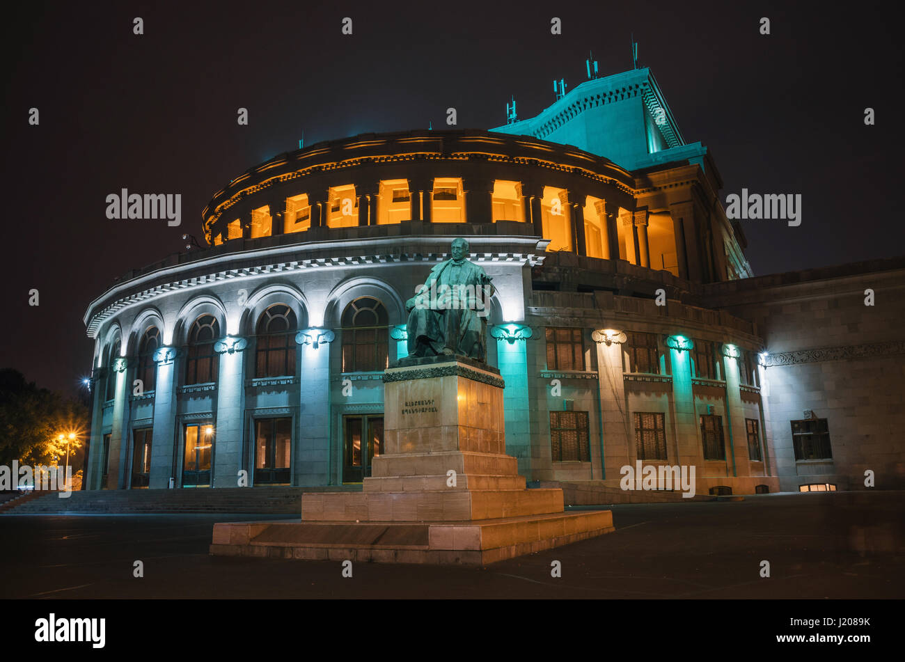 Yerevan, Armenia - 24 Ottobre 2016: Nazionale Teatro Accademico di Opera e Balletto chiamato dopo Alexander Spendiaryan di Armenia illuminata di notte. Foto Stock