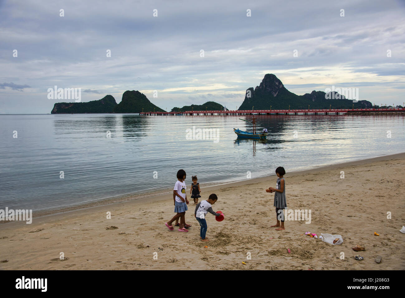 Bambini che giocano nella bellissima spiaggia in Prachuap Khiri Khan, Thailandia Foto Stock