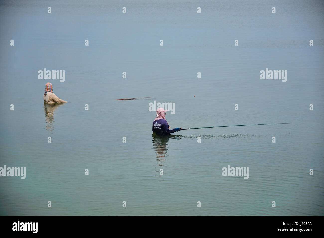 Fisherwomen nel Golfo di Thailandia, Prachuap Khiri Khan, Thailandia Foto Stock