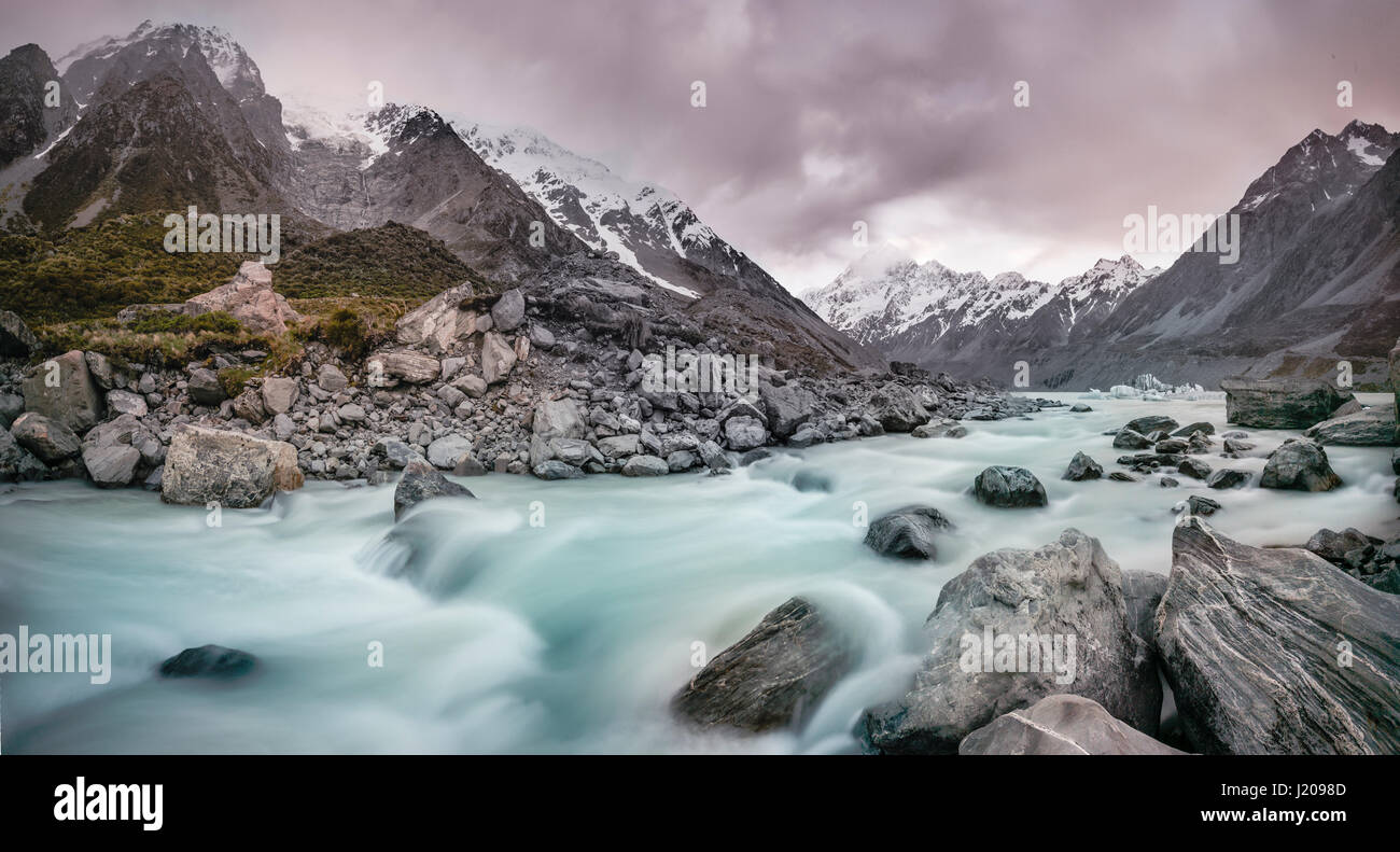 Hooker River, Hooker Valley, posteriore Mount Cook, il Parco nazionale di Mount Cook, Alpi del Sud, regione di Canterbury, Southland, Nuova Zelanda Foto Stock