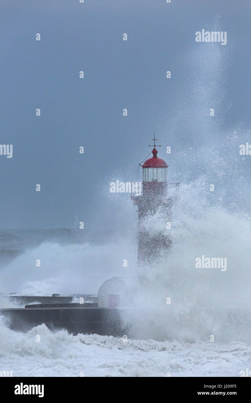 Faro del porto con la tempesta, Portogallo, Europa Foto Stock