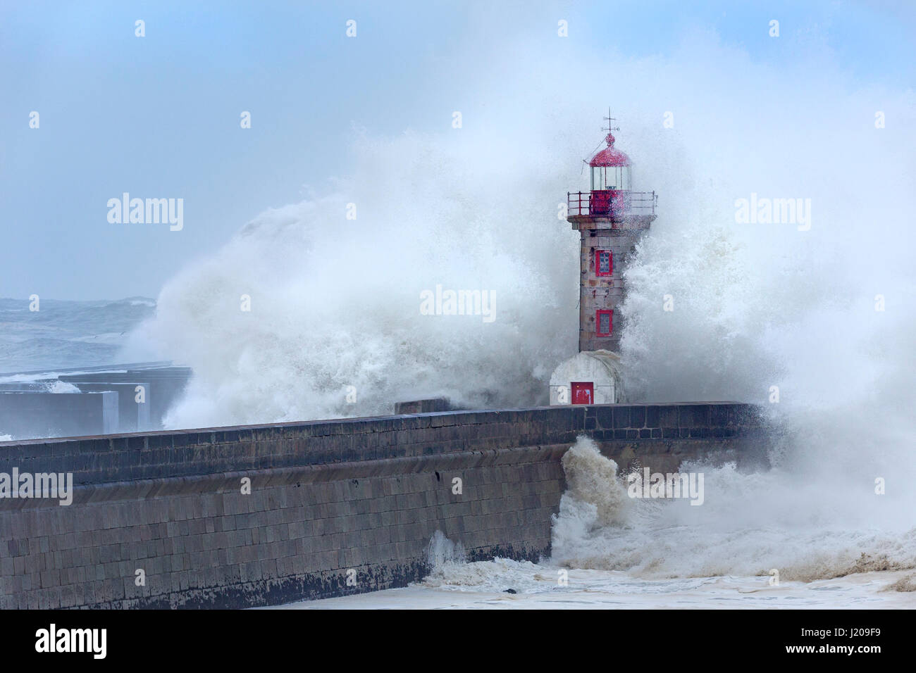 Faro del porto con la tempesta, Portogallo, Europa Foto Stock