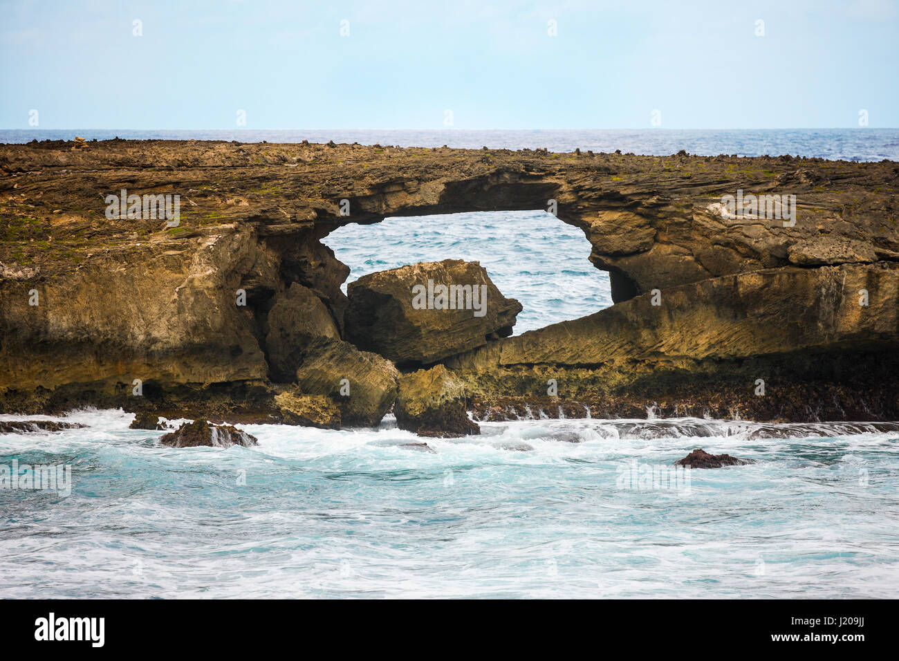 Foro nella roccia, nel mare di La'ie punto, Oahu, Hawaii Foto Stock