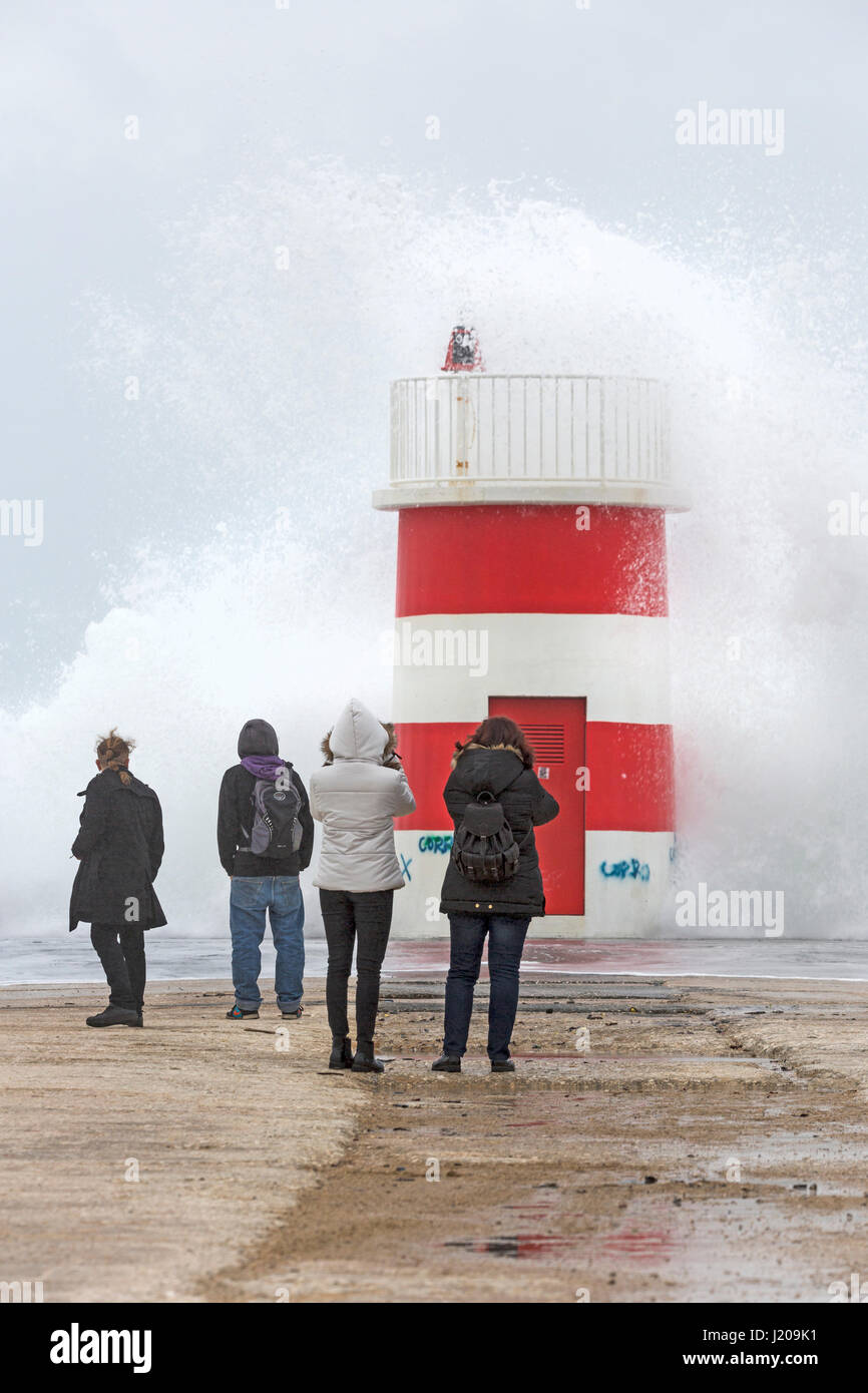 Faro di tempesta, la Porto de Abrigo da nazare, porta, Nazare, Oeste, Leiria Dist Foto Stock