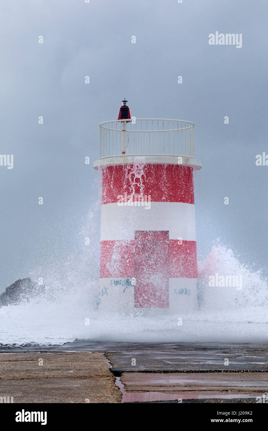 Faro di tempesta, la Porto de Abrigo da nazare, porta, Nazare, Oeste, Leiria Dist Foto Stock