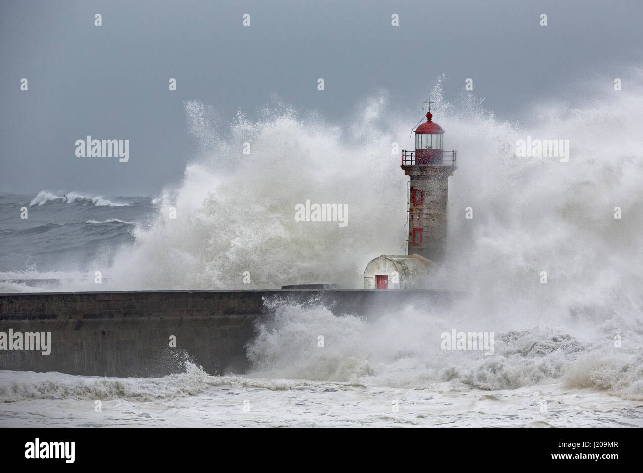Faro del porto con la tempesta, Portogallo, Europa Foto Stock