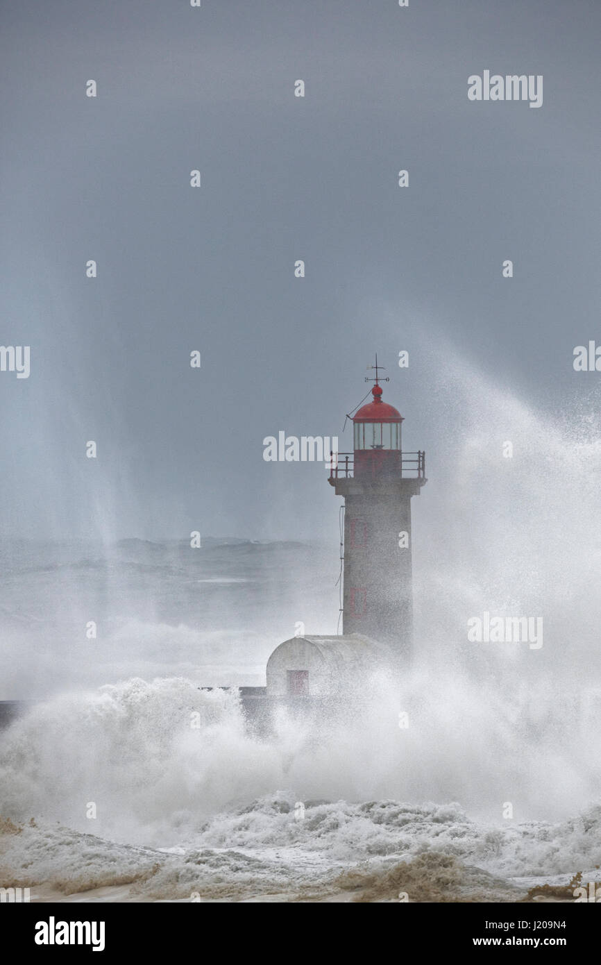 Faro del porto con la tempesta, Portogallo, Europa Foto Stock