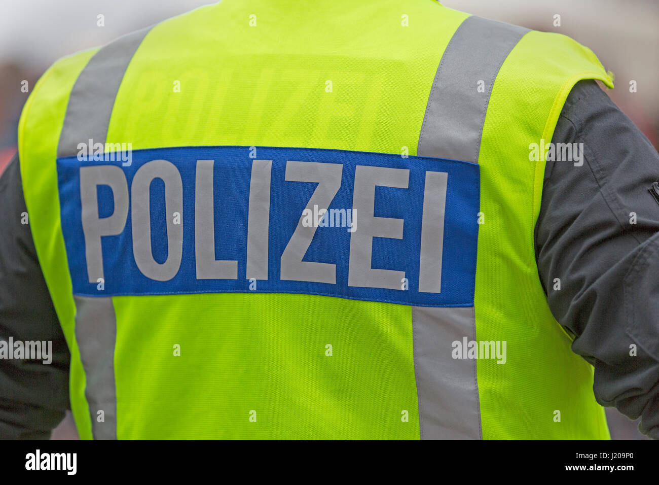 Funzionario di polizia con riflettente iscrizione ad ovest di polizia, Amburgo, Germania Foto Stock