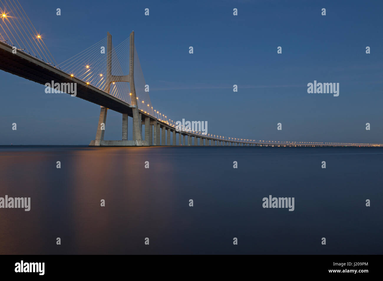 Dal ponte Vasco da Gama sul Rio Tejo river, Lisbona, Portogallo, Europa Foto Stock