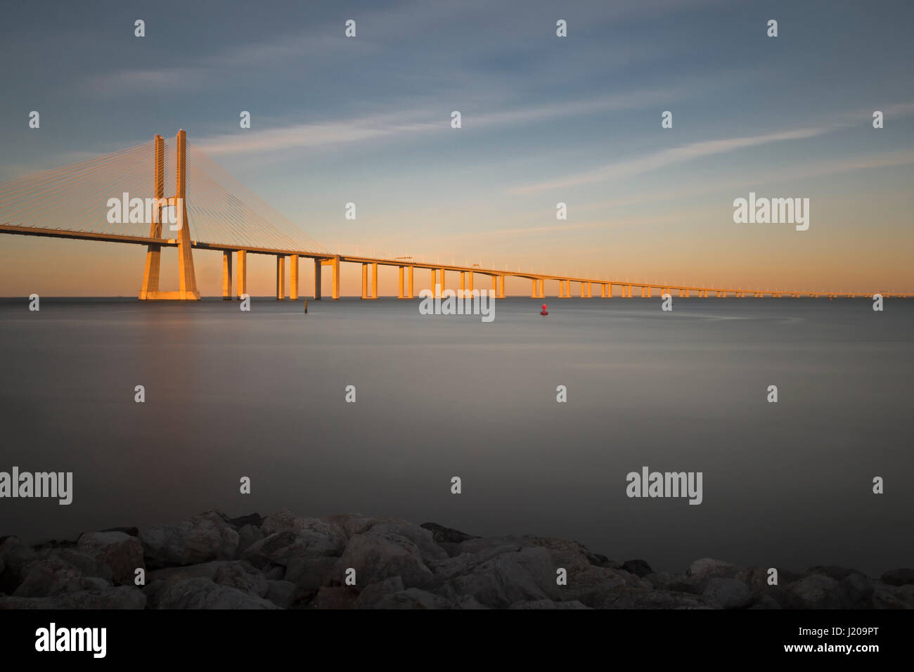 Dal ponte Vasco da Gama sul Rio Tejo river, Lisbona, Portogallo, Europa Foto Stock