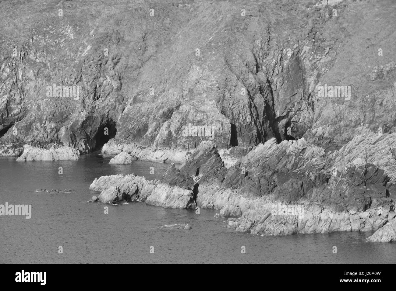 Pareti rocciose a Kilmurrin cove in Irlanda Foto Stock