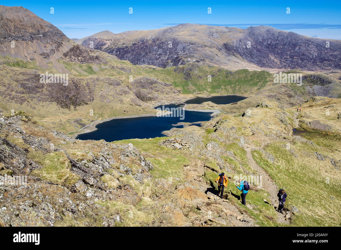 Alta Vista Llyn Llydaw lago dalle pendici di Y Lliwedd in Snowdon a ferro di cavallo con gli escursionisti escursionismo sul percorso nel Parco Nazionale di Snowdonia (Eryri). Wales UK Foto Stock