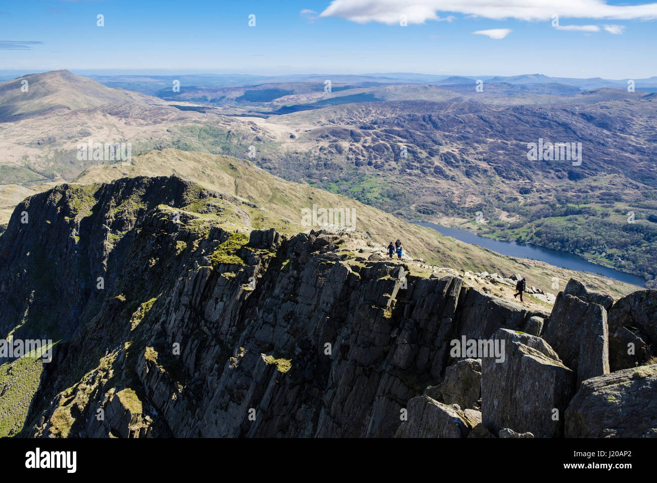 Gli escursionisti escursioni lungo la montagna rocciosa cresta dal Gallt Wenallt y a Y Lliwedd in Snowdon Horseshoe nel Parco Nazionale di Snowdonia (Eryri) Wales UK Foto Stock