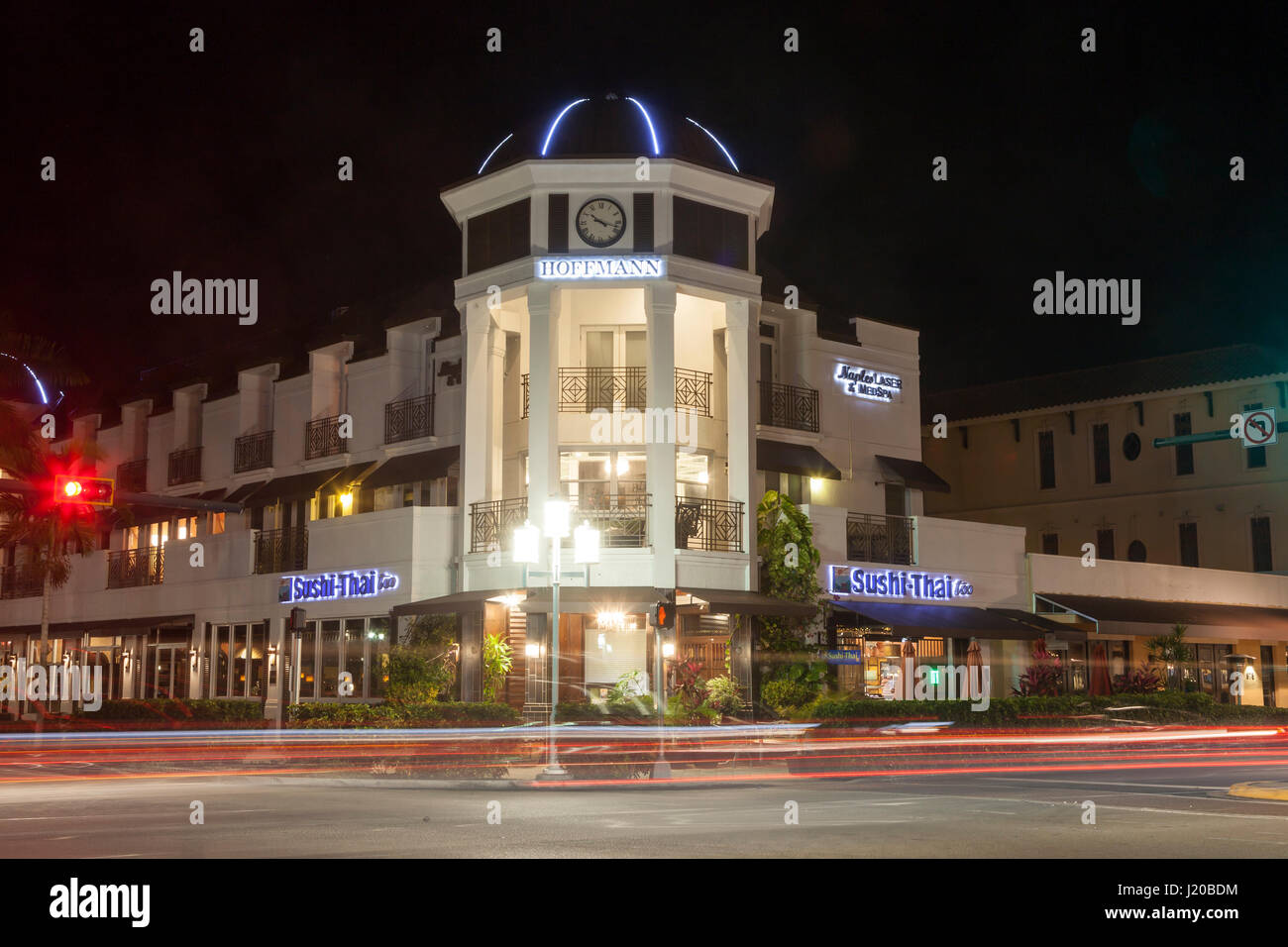 Napoli, Fl, Stati Uniti d'America - 21 Marzo 2017: Street nella città di Napoli illuminato di notte. Florida, Stati Uniti Foto Stock