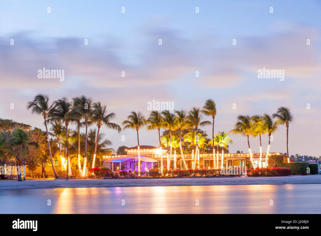 Matheson Amaca Park Beach in Coral Gables accesa al crepuscolo. Miami, Florida, Stati Uniti Foto Stock