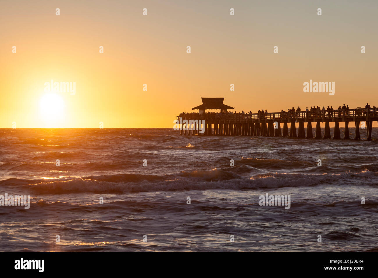 Silhouette della pesca del molo a Napoli al tramonto. Florida, Stati Uniti Foto Stock