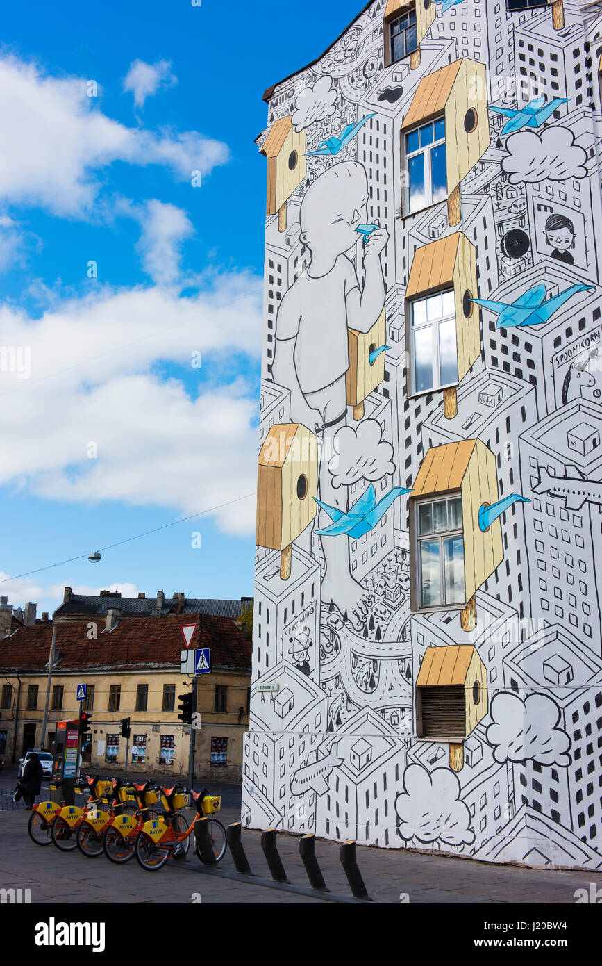 Il murale sulla facciata di un edificio in Vilnius raffiguranti la vita della città. Foto Stock