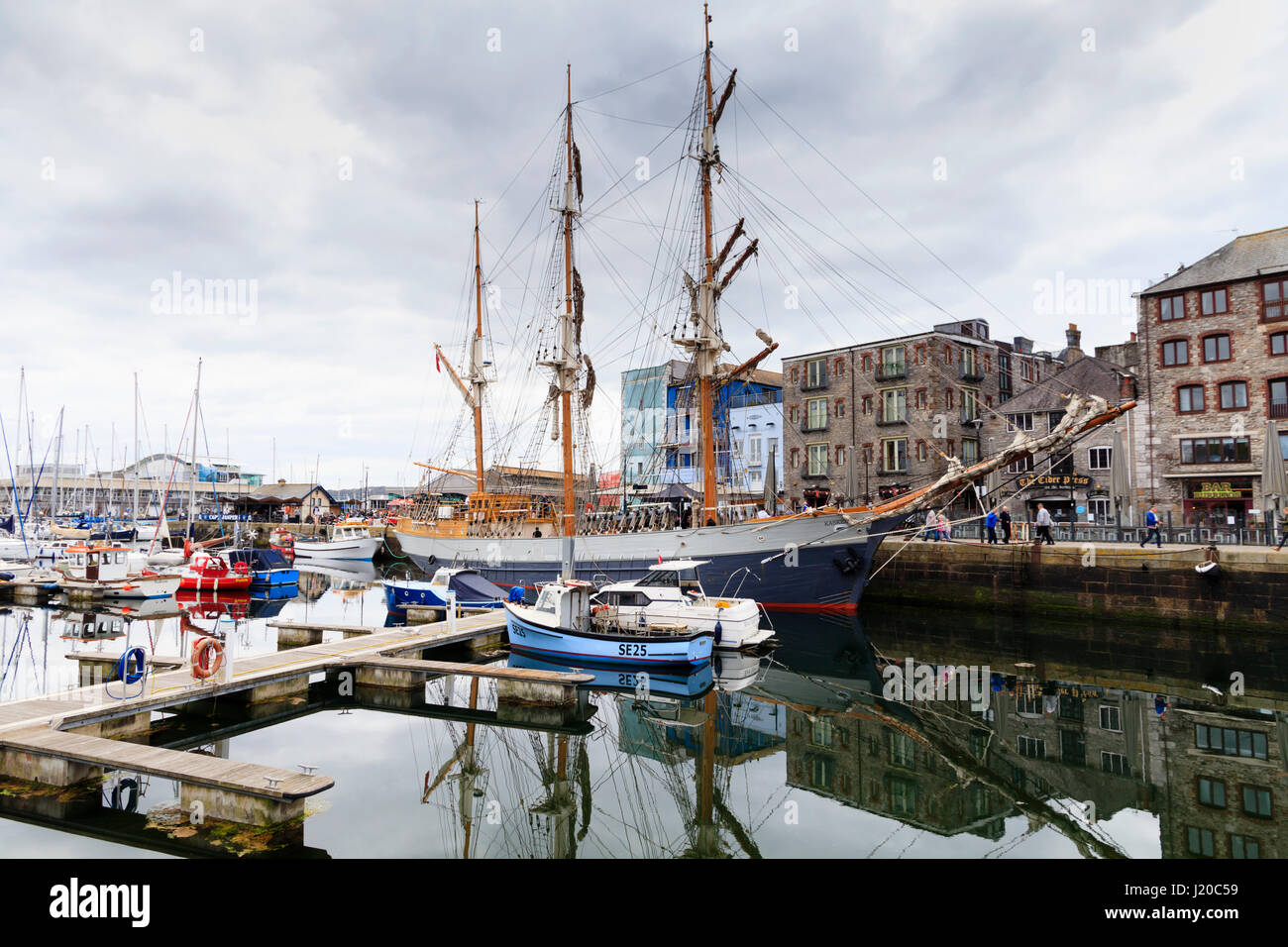 Tall Ship, S.V.Kaskelot, ormeggiata lungo il Barbican in Sutton Harbour, Plymouth UK, aprile 2017. Foto Stock