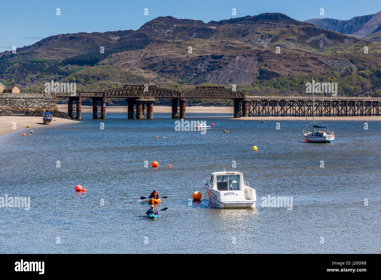 Il Cambrian Coast Railway Line attraversa il Mawddach Estuary vicino a Caernarfon, Gwynedd, Galles Foto Stock