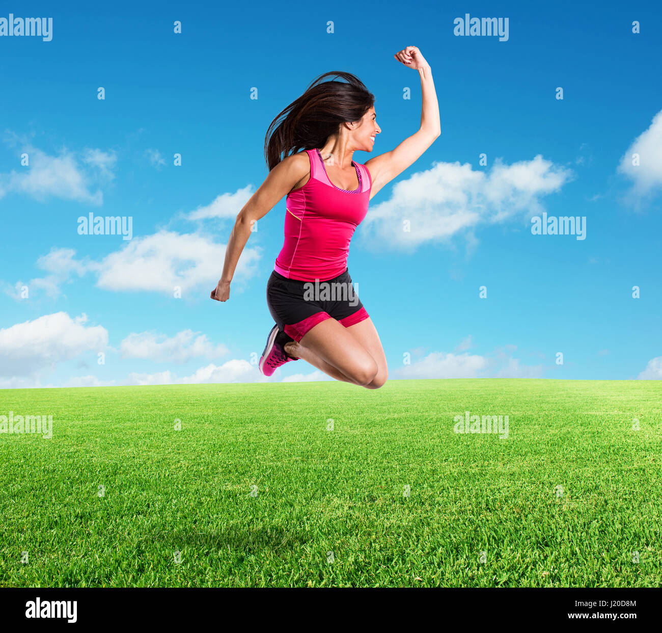 Di vitale importanza e atletico ragazzina salta Foto Stock