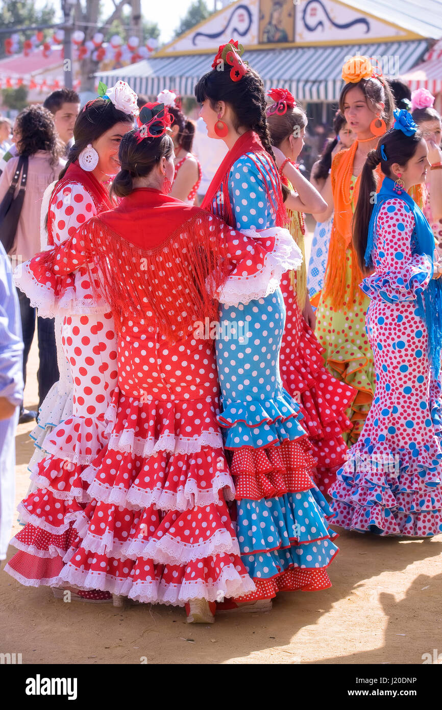 Il gruppo di donne durante la fiera di Siviglia Foto Stock