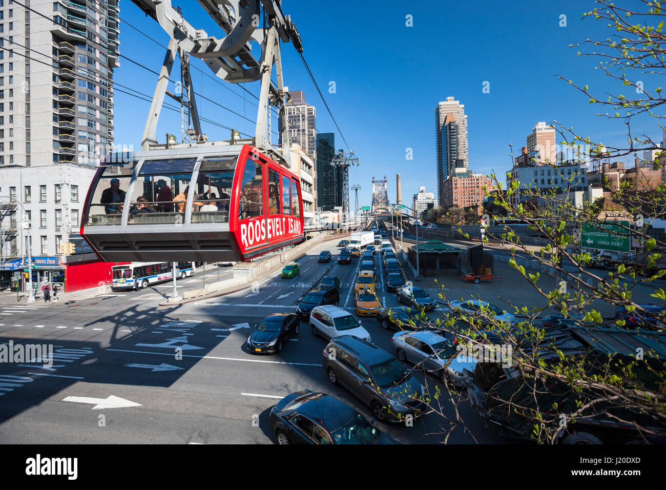 Roosevelt Island tramvay in e 59th St & 2nd Avenue di notte. Collega Roosevelt Island e Upper East Side di Manhattan Foto Stock