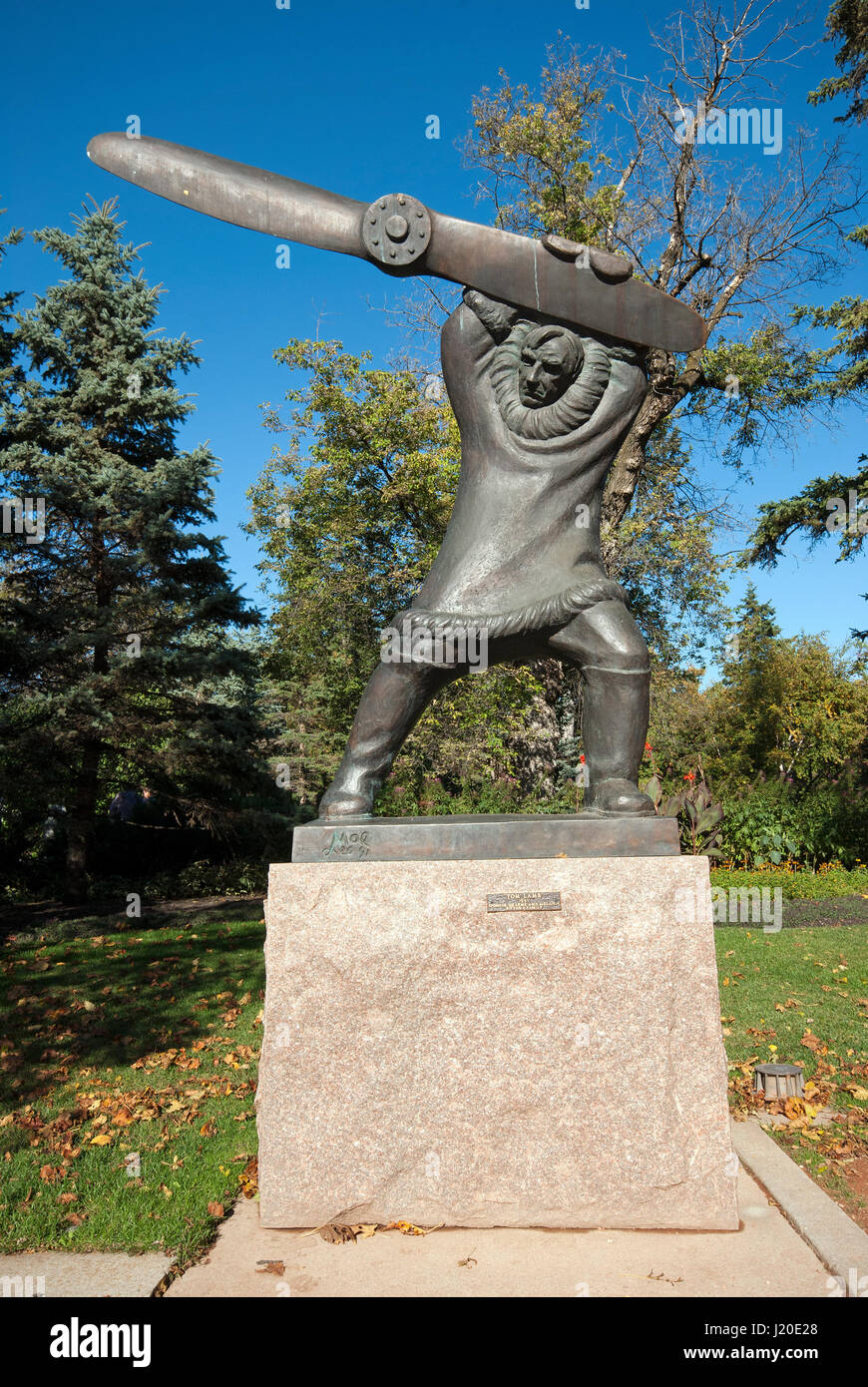 Scultura in bronzo di Leo Mol in rappresentanza di the aviator Tom Agnello, Leo Mol Sculpture Garden in Assiniboine Park, Winnipeg, Manitoba, Canada Foto Stock