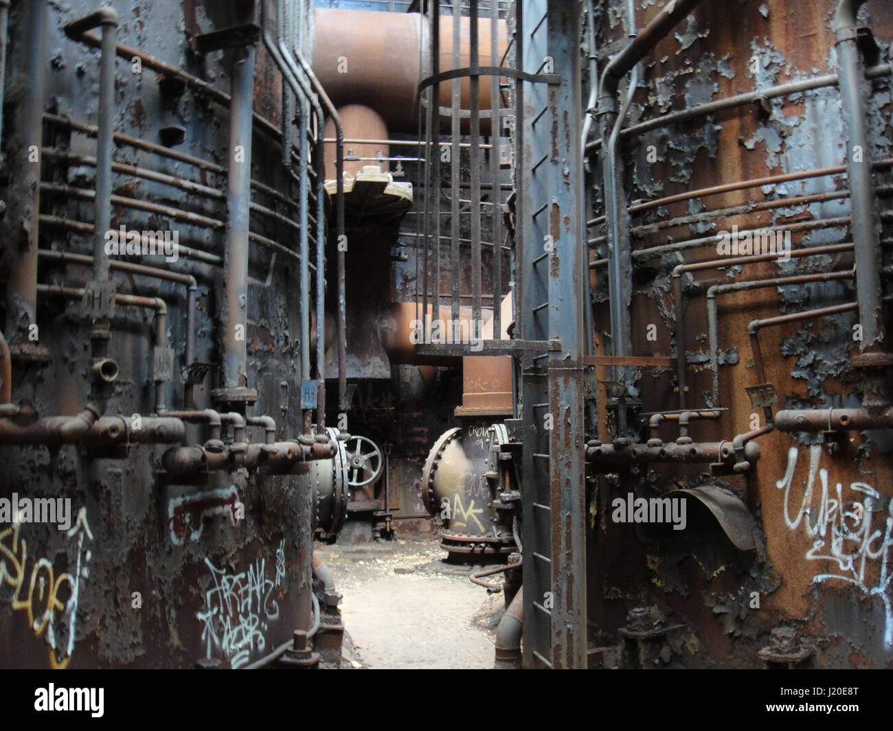 Abbandonata la fabbrica di acciaio interno Foto Stock