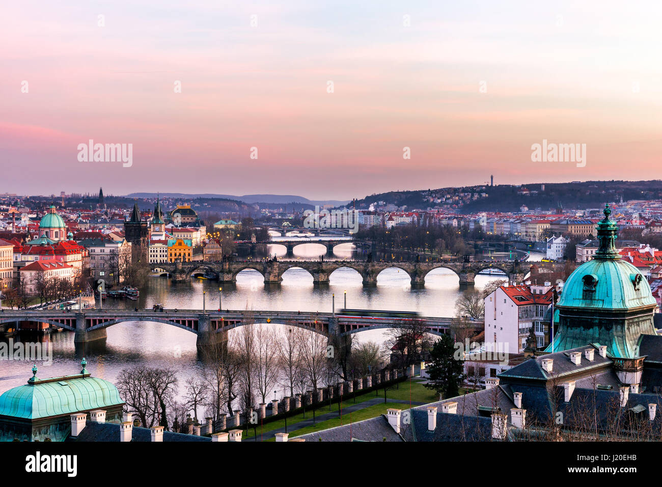 Vista dei ponti più importanti di Praga - il Ponte Charles, Palace ponte, ponte ferroviario, Legion ponte, Ponte Manes, Jirasek bridge. Cechia Foto Stock