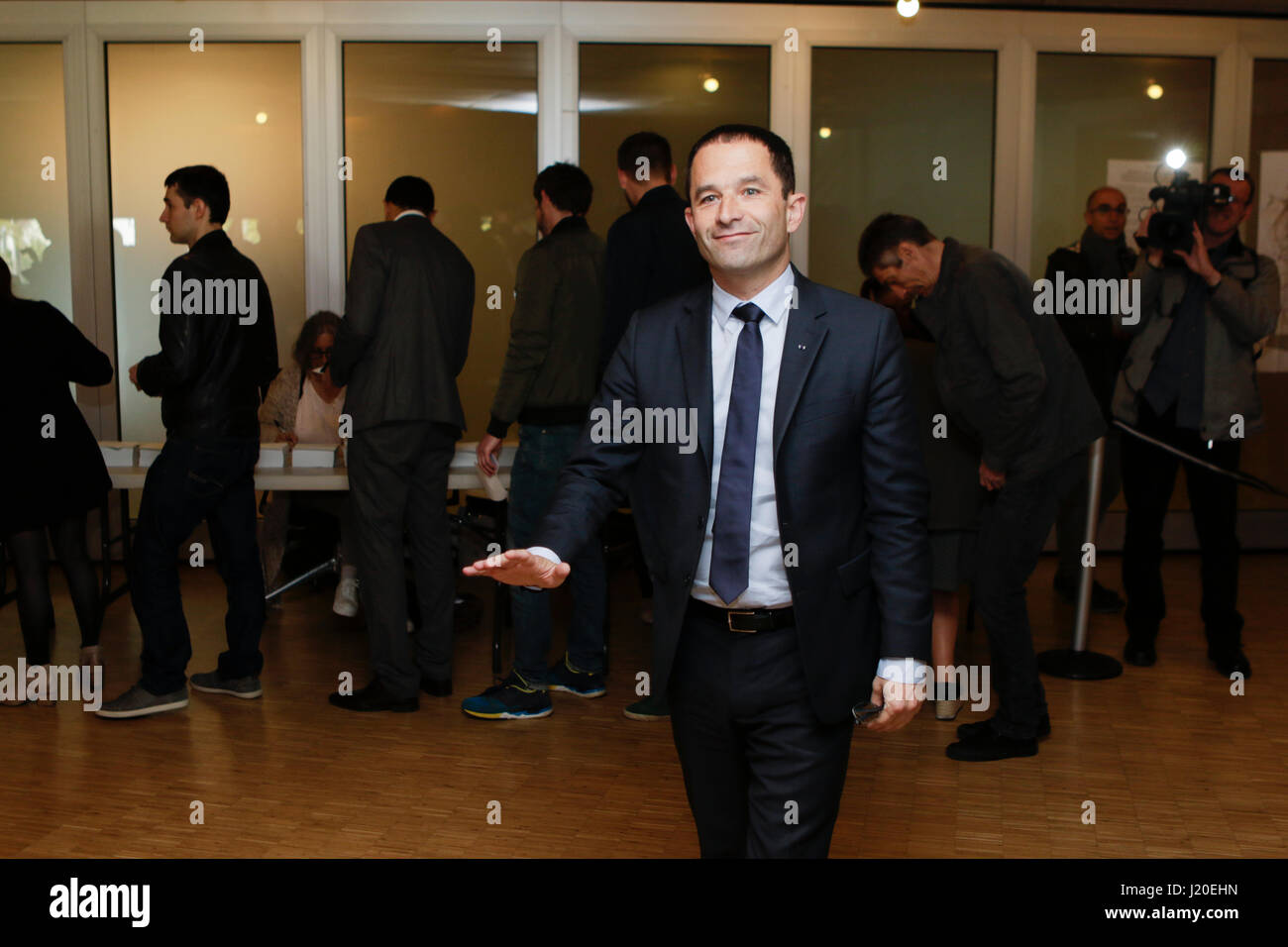 Yvelines, Francia. 23 apr, 2017. Benoit Hamon pone per le telecamere. Il Partito Socialista del candidato presidenziale Benoit Hamon ha gettato il suo voto di due ore dopo l'apertura delle urne presso il municipio di Trappes-en-Yvelines, appena al di fuori di Parigi. Credito: Michael Debets/Pacific Press/Alamy Live News Foto Stock