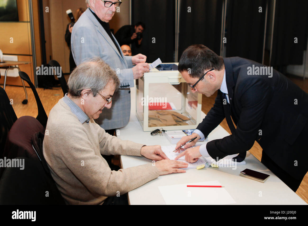 Benoit Hamon (destra) firma il registro degli elettori. Il Partito Socialista del candidato presidenziale Benoit Hamon ha gettato il suo voto di due ore dopo l'apertura delle urne presso il municipio di Trappes-en-Yvelines, appena al di fuori di Parigi. Foto Stock