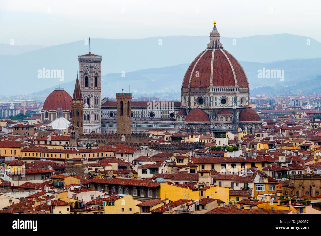 Firenze, Italia. Il Duomo di Firenze sotto un cielo di nebbia al tramonto. Foto Stock