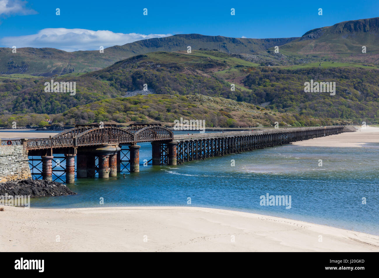 Il Cambrian Coast incrocio ferroviario il Mawddach Estuary, vicino a Caernarfon, Gwynedd, Galles Foto Stock