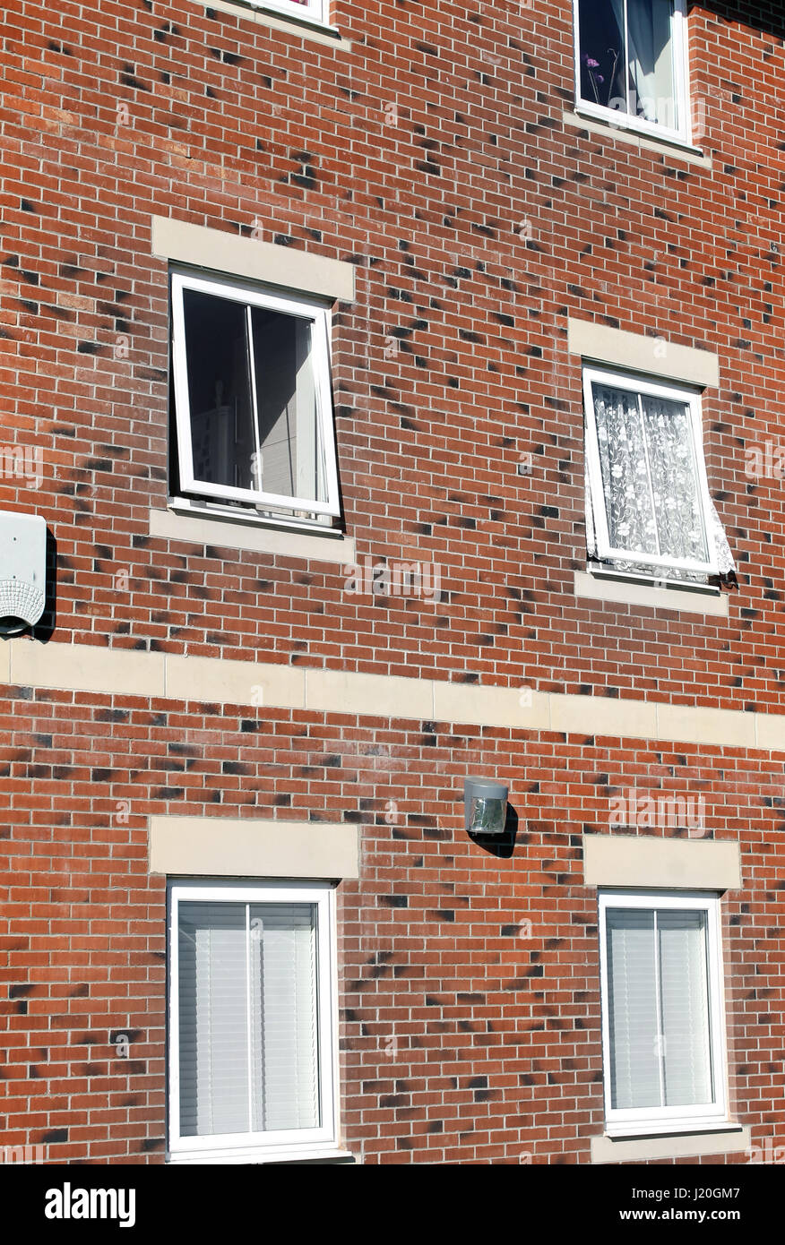 Windows su esterno urbano di blocco di appartamenti, Foto Stock
