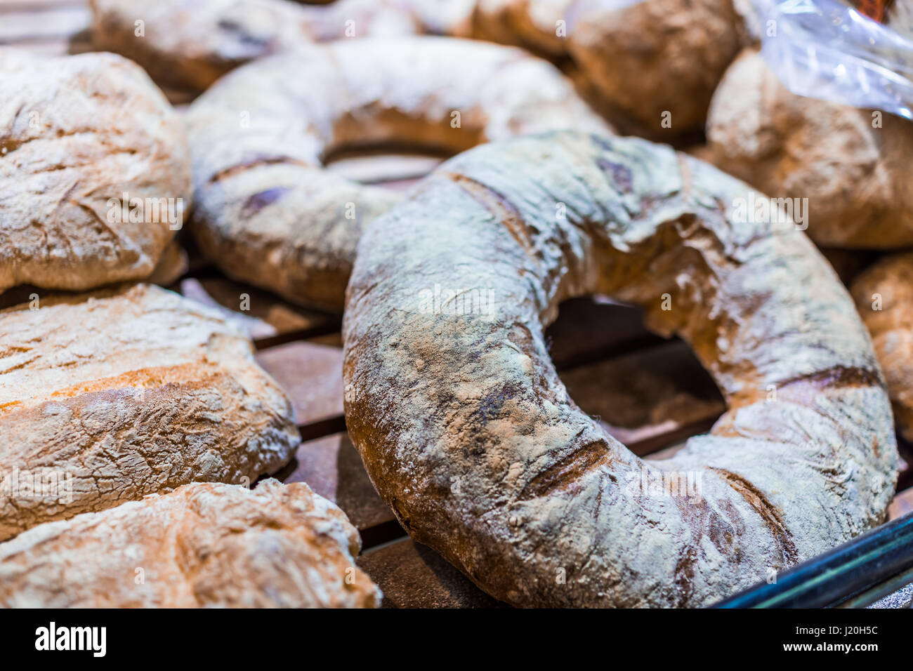 Vista dettagliata del Mardi Gras re torte sul display in forno Foto Stock