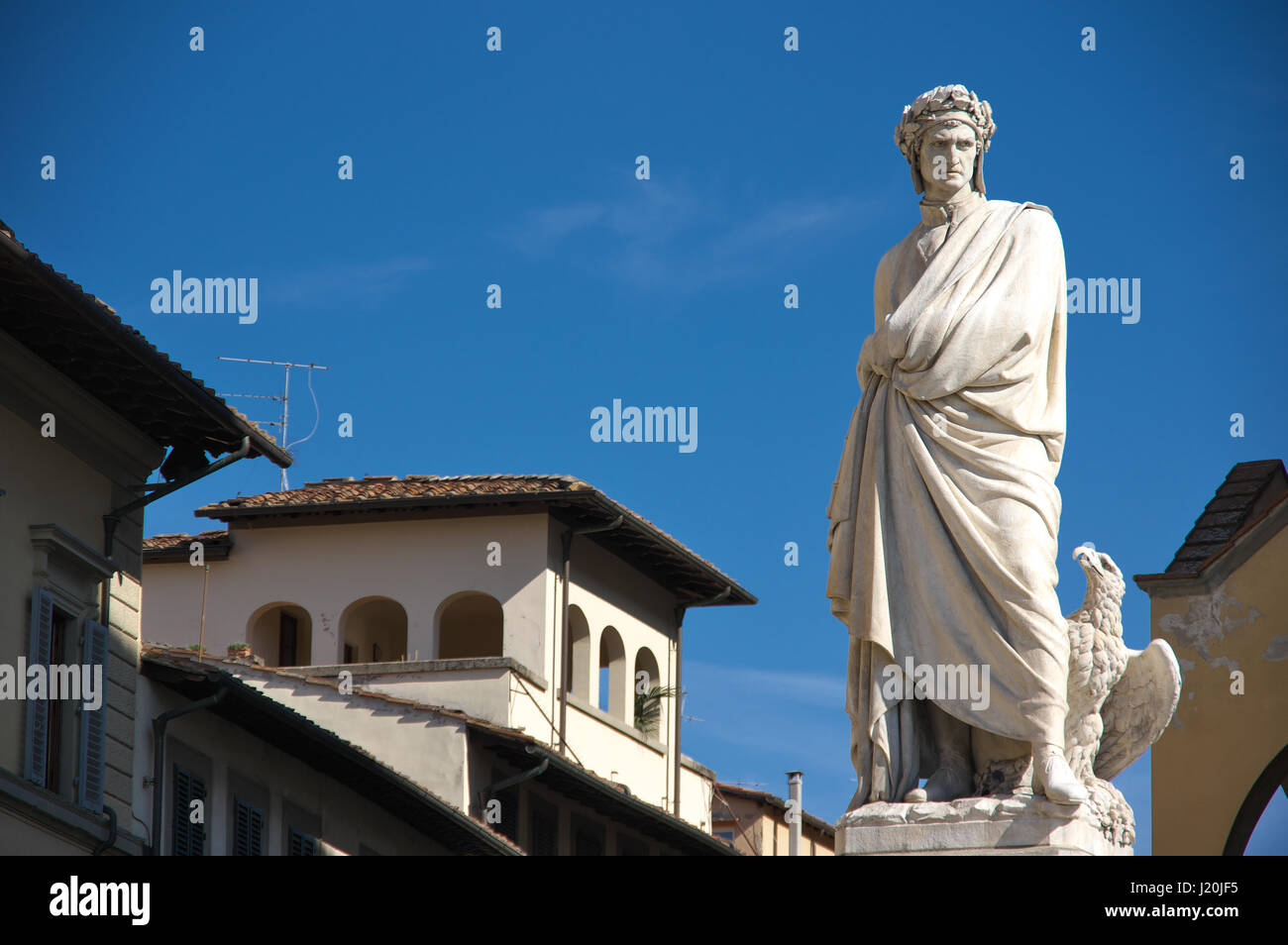 Monumento a Dante (1865) contro un cielo blu - statua in marmo di Dante Alighieri nella Piazza di Santa Croce a Firenze (Firenze), Toscana, Italia, Europa Foto Stock
